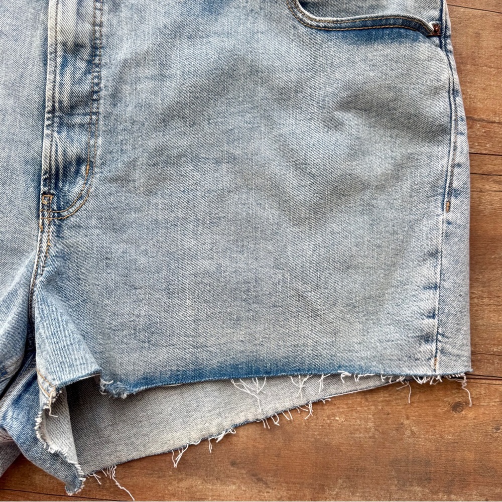 Old Navy NWOT High Rise OG Straight Light Wash Denim Shorts Plus Size 28 - Picture 5 of 7